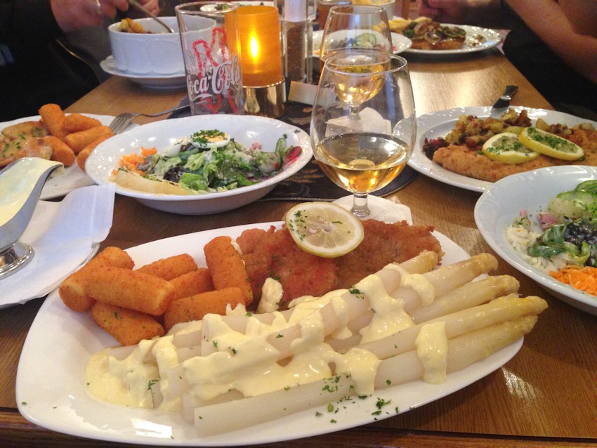 Abendessen Schnitzel, Spargel und Leckereien