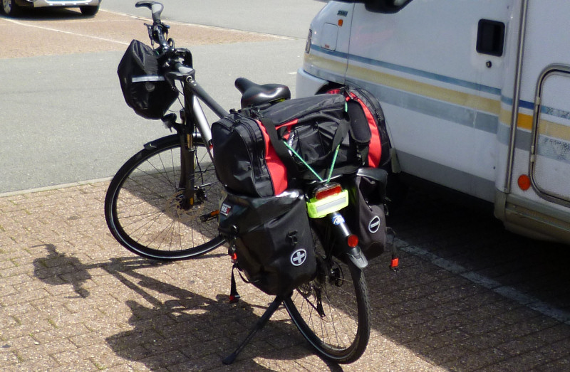 Fahrrad gepackt mit Fahrradtaschen für Deutschlandtour