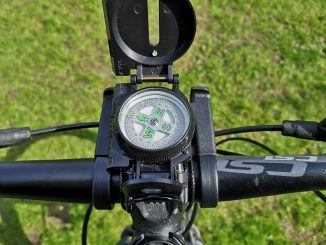 Fahrradnavigation mit dem Kompass und der Karte