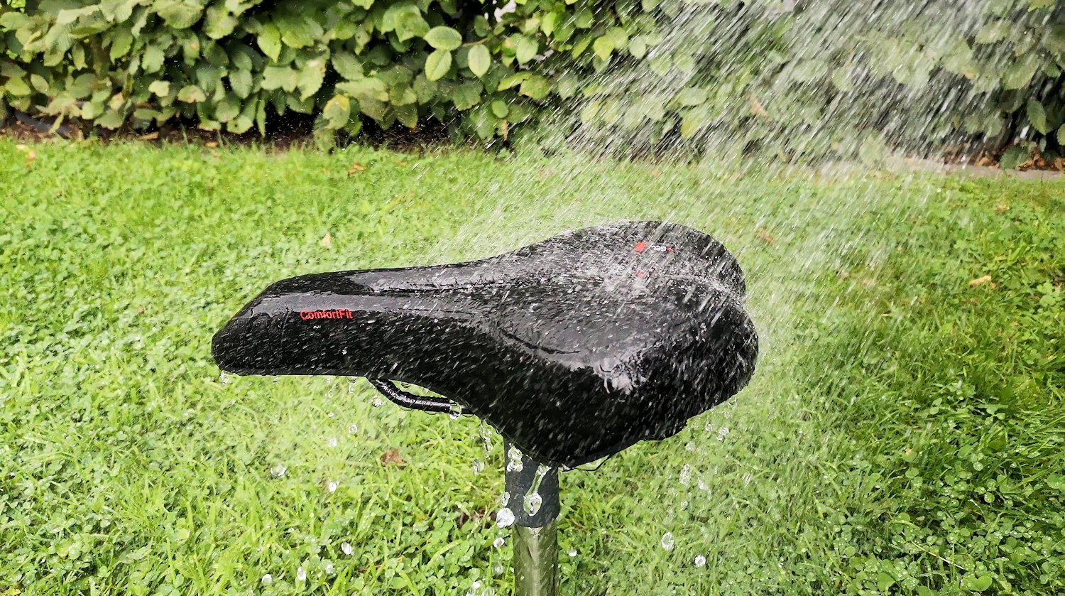 Fahrradsattel Regen simuliert