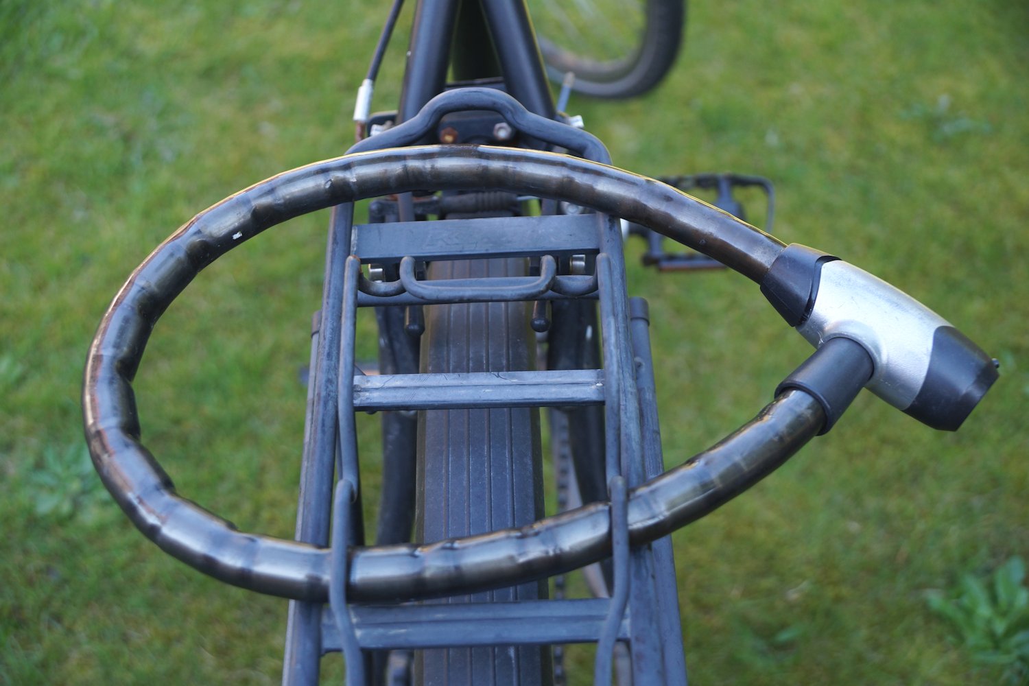 Fahrradschloss Test - Schloss am Fahrrad auf dem Gepäckträger