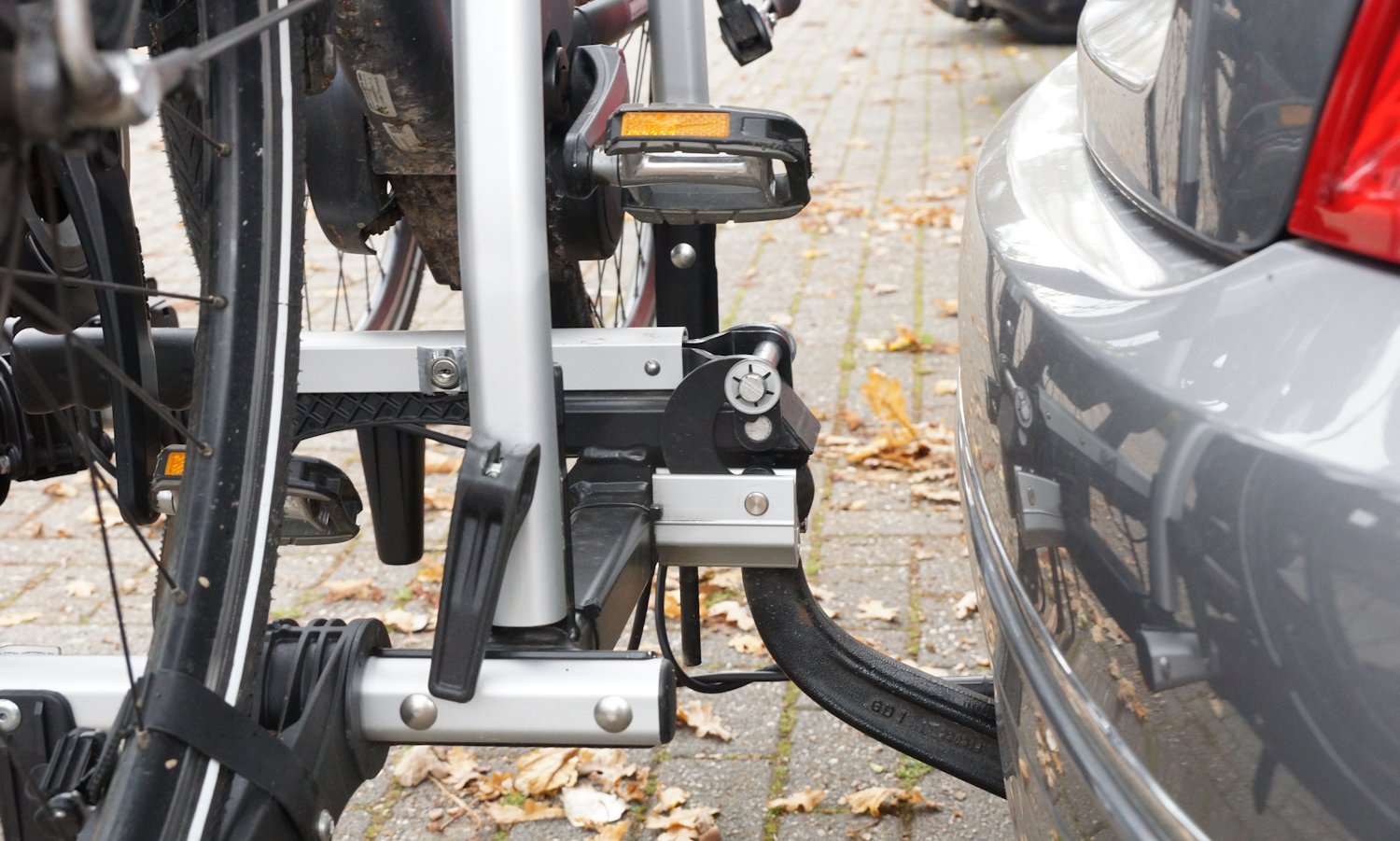 Befestigung vom Fahrradträger auf der Anhängerkupplung mit Fahrrädern