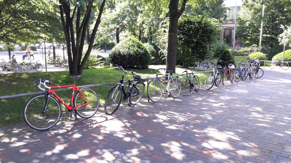 Fahrräder an der Uni Oldenburg an einer Stande festgeschlossen