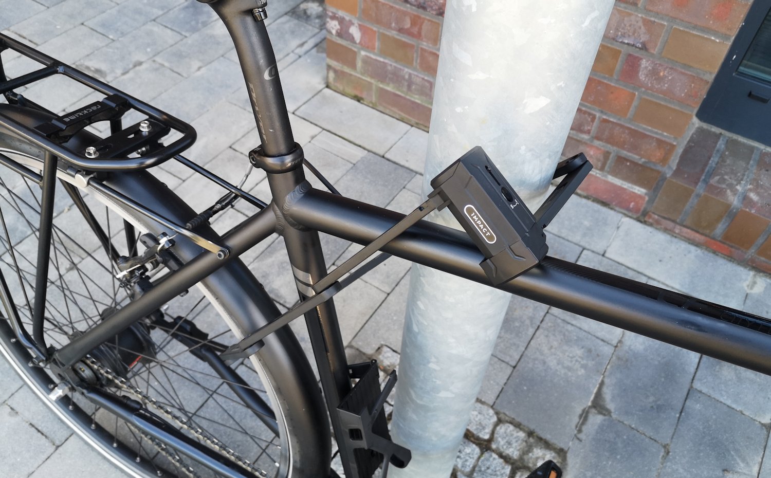 FlexLock Impact Fahrrad abgeschlossen an einer Laterne