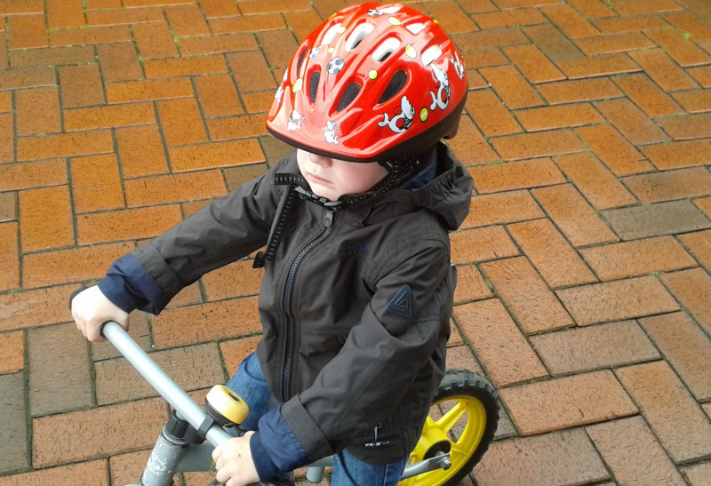 Kind mit Fahrradhelm mit Kinderhelm