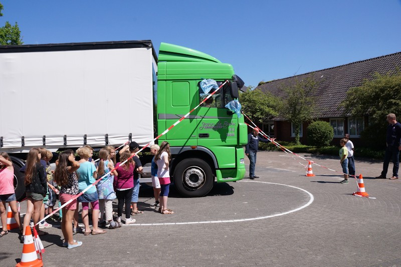 Kinder im Toten Winkel eines LKW