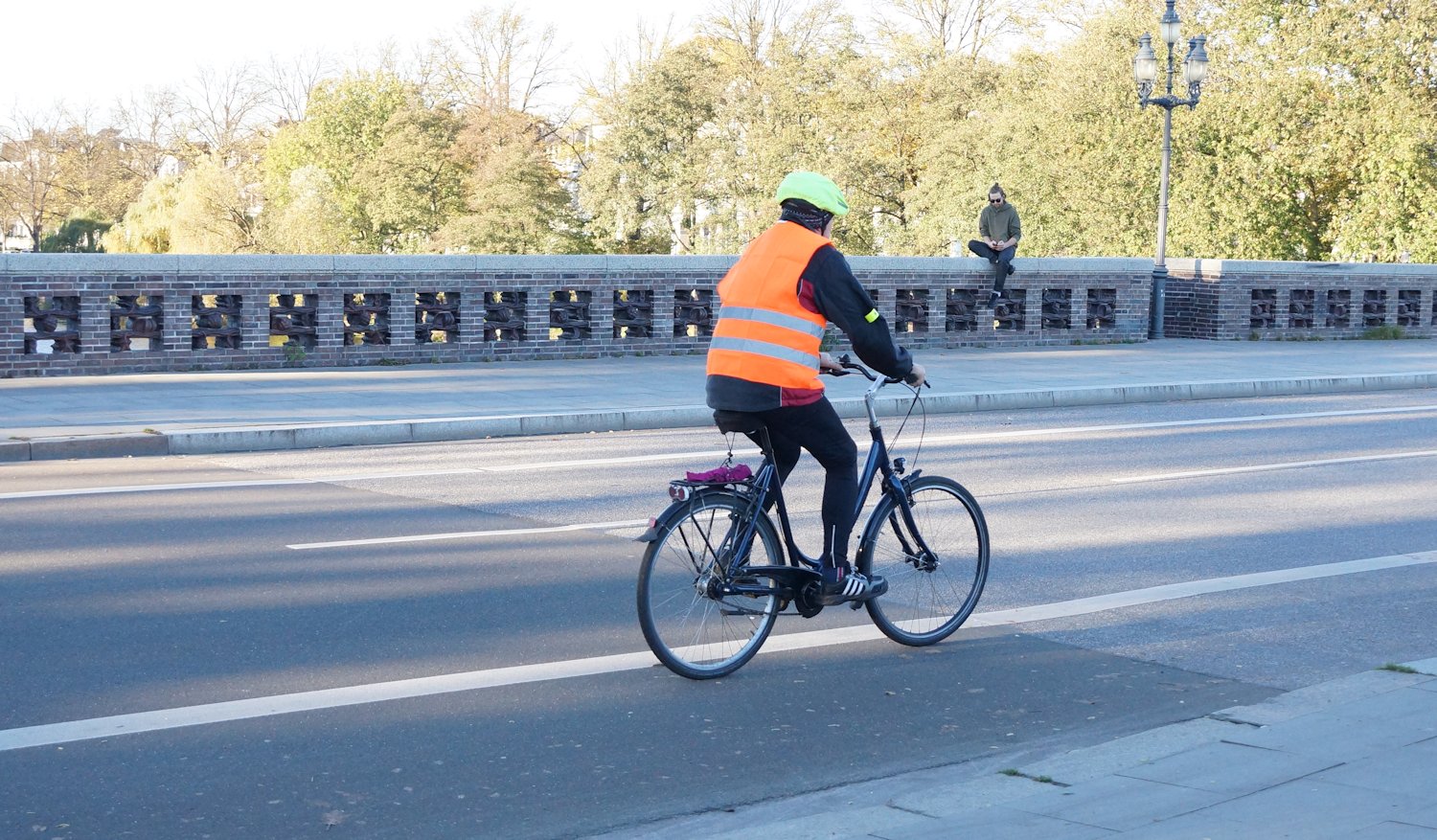 Radfahrer mit heller auffälliger Warnweste