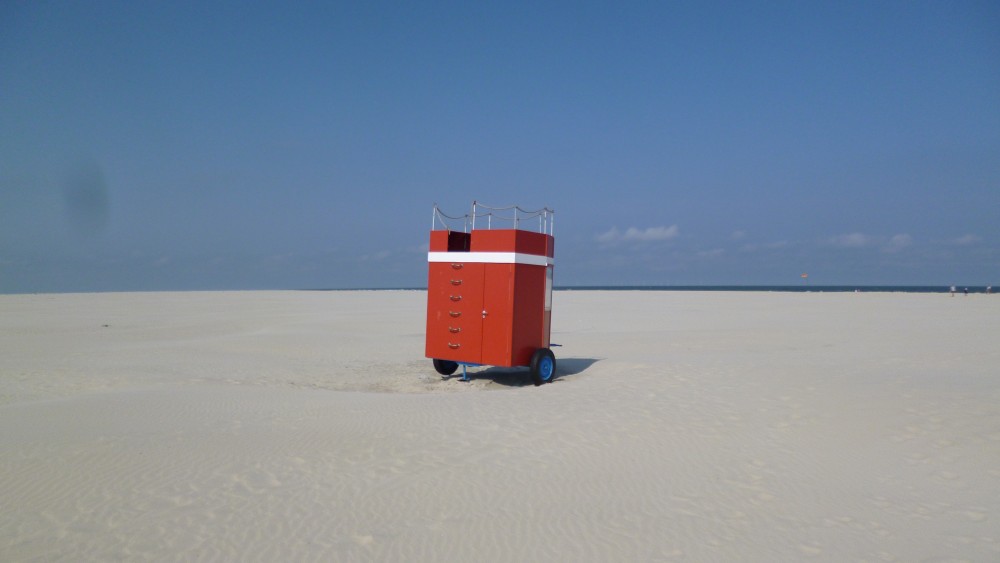 Roter Badewagen am Strand