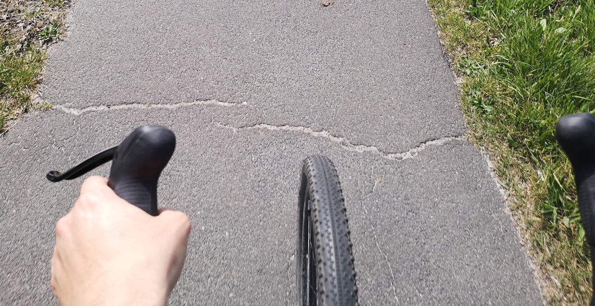 Schlechter Fahrradweg mit Schäden