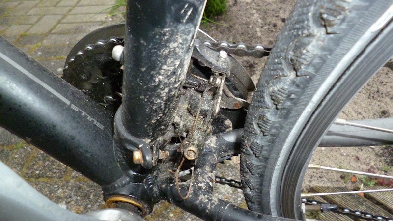 Verdreckte Fahrradschaltung vorne am Umwerfer