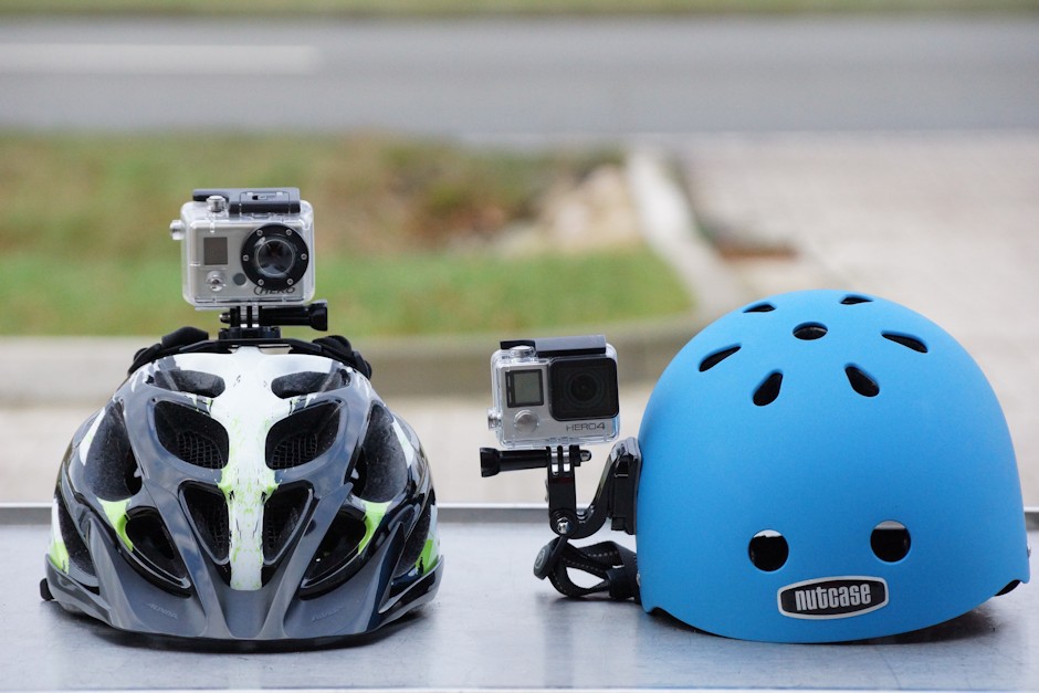 Zwei Helmkaeras auf zwei Fahrradhelmen